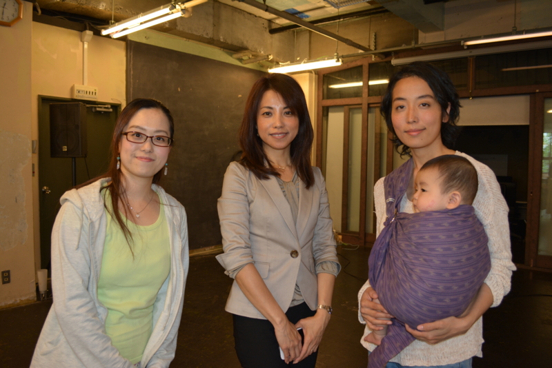 おしゃべり会を終え、笑顔を浮かべる参加者のお母さん（写真右・左）と講師の石川さん（写真中央）
